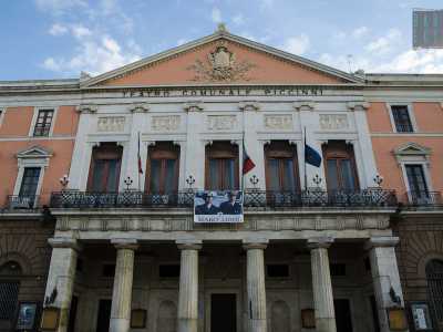 Il Piccinni oggi: inaugurato nel 1854, il teatro pi� antico di Bari � chiuso in attesa di essere ristrutturato